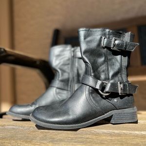 COPY - SIZE 6 GUESS BLACK BOOTS (snow & rain)